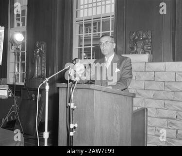 Prince Bernhard, Président Honoraire Du Conseil De L'Association Industrielle Suriname Et Antilles Néerlandaises Ir. Logen Hoursz, Kuiperbak, Bruijnzeel, Son Altesse Royale La Date : 20 Juin 1962 Lieu : Antilles Néerlandaises Nom De La Personne : Bernhard, Prince, Bruijnzeel, Ir. Logen Hoursz Banque D'Images