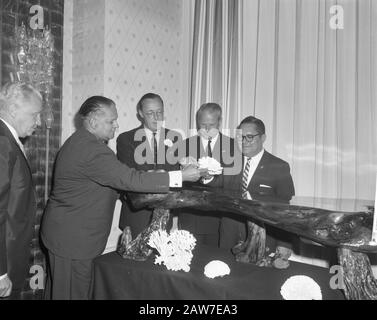 Prince Bernhard, Président Honoraire Du Conseil De L'Association Industrielle Suriname Et Antilles Néerlandaises Ir. Logen Hoursz, Kuiperbak, Bruijnzeel, Son Altesse Royale La Date : 20 Juin 1962 Lieu : Antilles Néerlandaises Nom De La Personne : Bernhard, Prince, Bruijnzeel, Ir. Logen Hoursz Banque D'Images