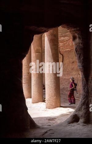 Femme de tourisme visitant un tombeau royal abandonné à Petra, Jordanie Banque D'Images