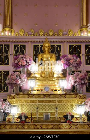 Bangkok, THAÏLANDE -30 JANVIER 2020: Phra Buddha pradiparadodaya et Phra Buddha Angkhiros Noi Le principe de l'éraflure de Bouddha dans la salle d'ordination A Banque D'Images