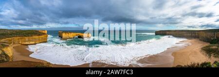 Panorama épique sur le paysage avec des formations rocheuses spectaculaires et une plage de sable. Great Ocean Road À Victoria, Australie, Banque D'Images