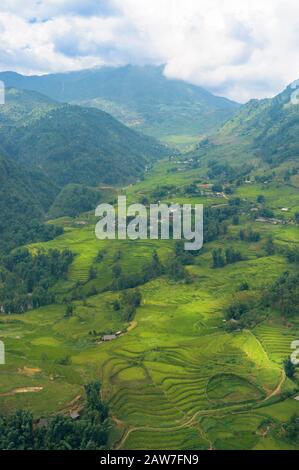 Magnifique paysage de vallée de montagne de terrasses de riz en Asie. Voyage et concept de Wanderlust explorer les merveilles de la nature mondiale autour du Vietnam Banque D'Images