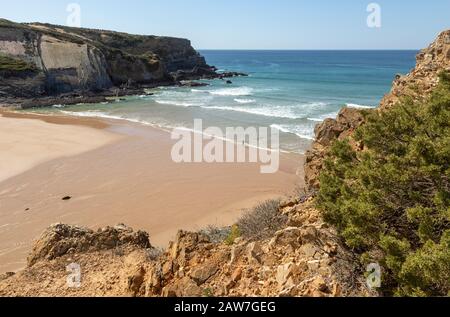 La plage de sable de Carvalhal Parc Naturel de Costa Vicentina, près du littoral de l'Alentejo, Brejão en semant, le Portugal, le sud de l'Europe Banque D'Images