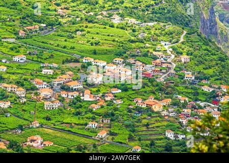 Village / ville Arco de Sao Jorge, Madère - paysage typique de madère, maisons résidentielles avec toits orange sourarrondis par la nature mitoyenne verte Banque D'Images