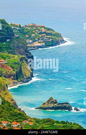 Côte près de la ville Arco de Sao Jorge et Boaventura - vue vers Ponta Delgada, Madère Banque D'Images