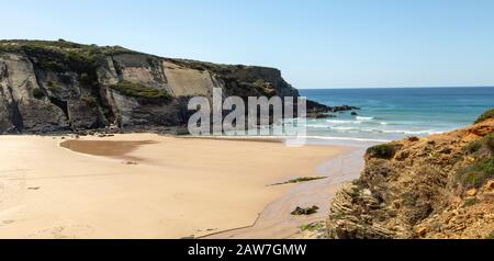 La plage de sable de Carvalhal Parc Naturel de Costa Vicentina, près du littoral de l'Alentejo, Brejão en semant, le Portugal, le sud de l'Europe Banque D'Images