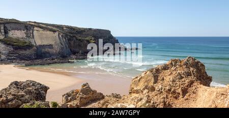 La plage de sable de Carvalhal Parc Naturel de Costa Vicentina, près du littoral de l'Alentejo, Brejão en semant, le Portugal, le sud de l'Europe Banque D'Images