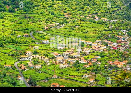 Village / ville Arco de Sao Jorge, Madère - paysage typique de madère, maisons résidentielles avec toits orange sourarrondis par la nature mitoyenne verte Banque D'Images