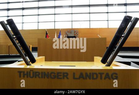 Erfurt, Allemagne. 7 février 2020. Des sièges vides peuvent être vus dans la salle plénière du Land de Thuringe. Nouvelle élection ou pas? La façon dont les choses se poursuivront en Thuringe reste incertaine deux jours après l'élection controversée du président du ministre. Les comités fédéraux de direction de la CDU et du FDP discutent de la situation à Berlin. La direction du SPD voit la grande coalition endommagée. Crédit: Bodo Schackow/Dpa-Zentralbild/Dpa/Alay Live News Banque D'Images