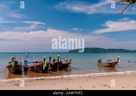 Groupe de bateaux à queue longue sur la belle plage de sable d'Ao Nang, province de Krabi, Thaïlande Banque D'Images