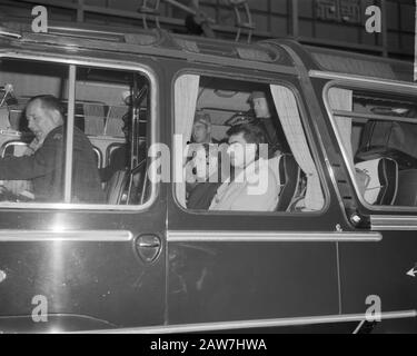 Reims à Rotterdam, équipe d'arrivée, joueurs dans le bus Date : 12 mars 1963 lieu : Reims, Rotterdam mots clés : joueurs, arrivées, équipes Banque D'Images