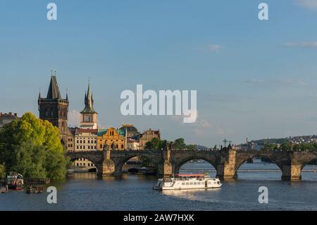 Bateau de croisière sur la rivière Vltava avec vue sur Karluv Most, pont Charles. Prague, république tchèque Banque D'Images