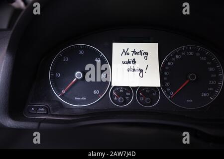 Aucun SMS n'est écrit lors de la conduite du rappel de post-mémo. Texte sur du papier collant à l'intérieur du tableau de bord de la voiture. Banque D'Images