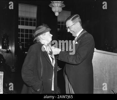 L'Honneur Royal À Amsterdam. Cobo Surie Reçoit Le Discernement Du Maire Van Hall Date : 29 Avril 1963 Lieu : Amsterdam, Noord-Holland Mots Clés : Prix, Réceptions Nom De La Personne : Hall, Gijs Van Banque D'Images