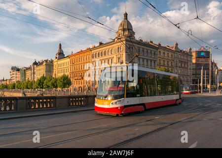 Prague, République tchèque - 22 mai 2018 : nouveau tramway moderne et vieux bâtiments historiques de Prague Banque D'Images