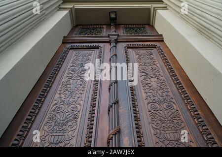 Vue sur la porte en bois sculpté fermée. Détail de l'architecture d'entrée décorée Banque D'Images