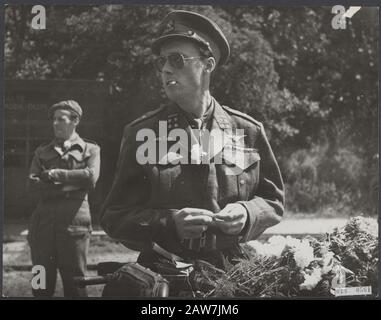 Visite du Prince Bernhard par l'ouest des Pays-Bas Prince Bernhard en un moment de paix Date : 29 juin 1945 mots clés : soldats, princes Nom De La Personne : Bernhard (prince Pays-Bas) Banque D'Images