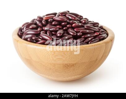 Haricots rouges cuits dans bol en bois isolé sur fond blanc avec clipping path Banque D'Images