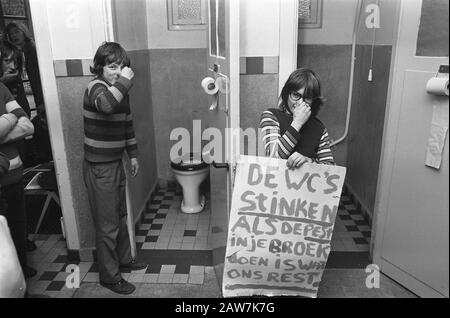 Étudiant Christian Mavo School à Monnickendam ont l'école occupé i.v.p.a.m.d. mauvais état des bâtiments, nombre 22 élèves avec des bannières, 23 élèves aux toilettes Date: 22 janvier 1973 lieu: Monnickendam mots clés: Bâtiments, ÉLÈVES, professions, écoles, états, toilettes Banque D'Images