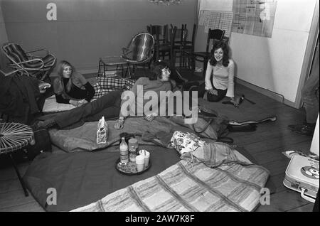 Étudiant Christian Mavo School à Monnickendam ont l'école occupé i.v.p.a.m.d. mauvais état des bâtiments, certains occupants avec des sacs de couchage Date: 22 janvier 1973 lieu: Monnickendam mots clés: Bâtiments, ÉLÈVES, professions, écoles Banque D'Images