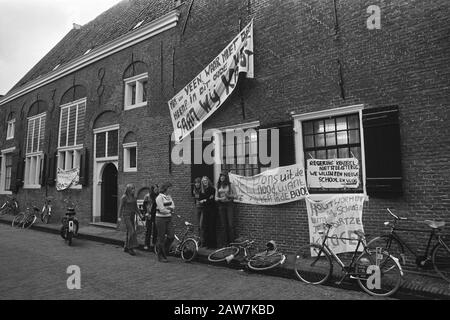 Étudiant Christian Mavo School à Monnickendam ont occupé l'école i.v.p.a.m.d. mauvais état des bâtiments Date: 22 janvier 1973 lieu: Monnickendam mots clés: Bâtiments, ÉLÈVES, professions, écoles Banque D'Images