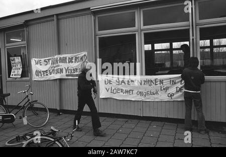 Étudiant Christian Mavo School à Monnickendam ont occupé l'école i.v.p.a.m.d. mauvais état des bâtiments Date: 22 janvier 1973 lieu: Monnickendam mots clés: Bâtiments, ÉLÈVES, professions, écoles Banque D'Images