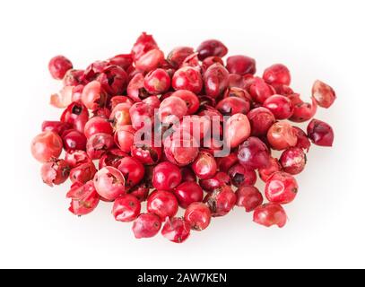 Tas de grains de poivre rose isolés sur fond blanc Banque D'Images