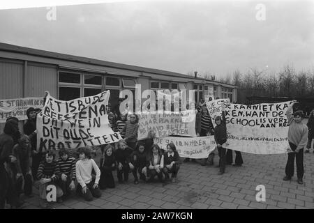 Étudiant Christian Mavo School à Monnickendam ont occupé l'école i.v.p.a.m.d. mauvais état des bâtiments Date: 22 janvier 1973 lieu: Monnickendam mots clés: Bâtiments, ÉLÈVES, professions, écoles Banque D'Images