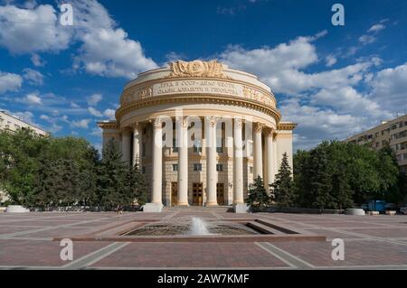 Volgograd, Russie - 9 juin 2018 : les syndicats palais de la culture bâtiment historique. Style d'architecture soviétique. Le texte cyrillique indique Labor en URSS est t Banque D'Images