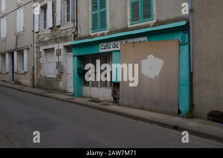 French Small Town Cafe - café de l'Europe, fermé et embarqué pour affaires, Civray, Vienne, France Banque D'Images