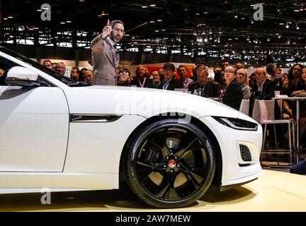 Chicago, États-Unis. 6 février 2020. Un membre de l'équipe de conception Jaguar discute de la F-Type convertible Jaguar 2021 dévoilée lors du salon automobile 2020 de Chicago, dans le cadre de l'aperçu des médias, à McCormick Place, à Chicago, aux États-Unis, le 6 février 2020. Le 112ème salon de l'automobile de Chicago durera du 8 février au 17 février, avec près de 1 000 véhicules à l'écran. Crédit: Joel Lerner/Xinhua/Alay Live News Banque D'Images