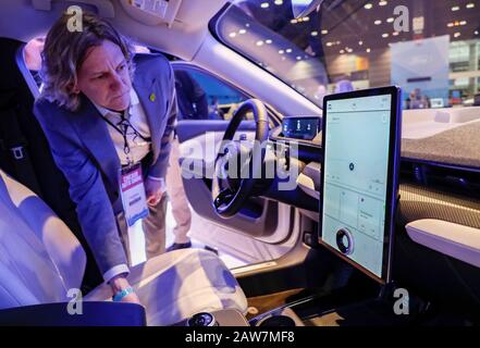 Chicago, États-Unis. 6 février 2020. Un membre des médias contrôle l'intérieur de la voiture électrique Ford Mustang Mach-E 2020 au salon automobile de Chicago 2020 Aperçu des médias à McCormick Place à Chicago, aux États-Unis, le 6 février 2020. Le 112ème salon de l'automobile de Chicago durera du 8 février au 17 février, avec près de 1 000 véhicules à l'écran. Crédit: Joel Lerner/Xinhua/Alay Live News Banque D'Images