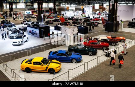 Chicago, États-Unis. 6 février 2020. Une rangée de Ford Mustangs est présentée au salon automobile 2020 de Chicago Aperçu des médias à McCormick Place à Chicago, aux États-Unis, le 6 février 2020. Le 112ème salon de l'automobile de Chicago durera du 8 février au 17 février, avec près de 1 000 véhicules à l'écran. Crédit: Joel Lerner/Xinhua/Alay Live News Banque D'Images