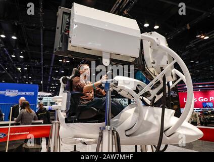 Chicago, États-Unis. 6 février 2020. Un membre des médias essaie un simulateur de conduite Ford au salon automobile de Chicago 2020 Aperçu des médias à McCormick Place à Chicago, aux États-Unis, le 6 février 2020. Le 112ème salon de l'automobile de Chicago durera du 8 février au 17 février, avec près de 1 000 véhicules à l'écran. Crédit: Joel Lerner/Xinhua/Alay Live News Banque D'Images