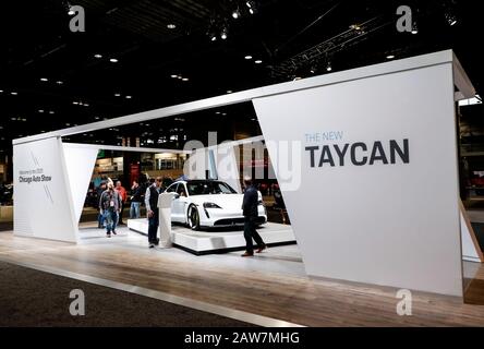 Chicago, États-Unis. 6 février 2020. La toute nouvelle Porsche Taycan Turbo électrique est présentée lors du salon automobile de Chicago en 2020 Aperçu des médias à McCormick Place à Chicago, aux États-Unis, le 6 février 2020. Le 112ème salon de l'automobile de Chicago durera du 8 février au 17 février, avec près de 1 000 véhicules à l'écran. Crédit: Joel Lerner/Xinhua/Alay Live News Banque D'Images