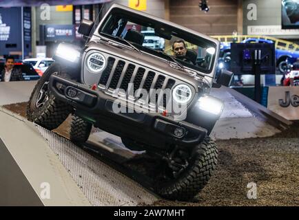 Chicago, États-Unis. 6 février 2020. Un membre du personnel fait la démonstration d'un gladiateur Jeep 2021 au salon automobile de Chicago 2020 Aperçu des médias à McCormick Place à Chicago, aux États-Unis, le 6 février 2020. Le 112ème salon de l'automobile de Chicago durera du 8 février au 17 février, avec près de 1 000 véhicules à l'écran. Crédit: Joel Lerner/Xinhua/Alay Live News Banque D'Images