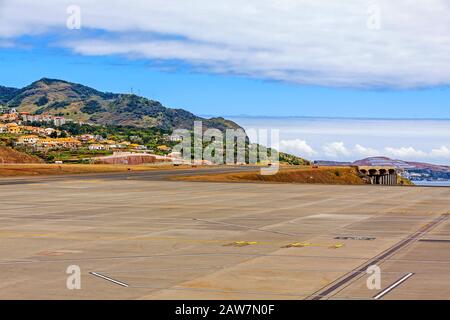 Santa Cruz, Madère, Portugal - 9 juin 2013 : Aéroport de Madère (Aeroporto da Madeira) - vue sur piste depuis la terrasse panoramique. Montagne environnante nc Banque D'Images