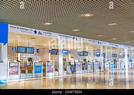 Santa Cruz, Madère, Portugal - 9 juin 2013 : enregistrement à l'aéroport de l'île de Madère. Homme debout au comptoir parlant au personnel du sol. Banque D'Images