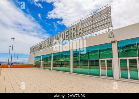 Santa Cruz, Madère, Portugal - 9 juin 2013 : Aéroport de Madère (Aeroporto da Madeira) - logo / lettrage sur la terrasse panoramique. Paysagiste des arrondissant les sources Banque D'Images