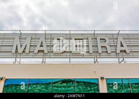 Santa Cruz, Madère, Portugal - 9 juin 2013 : Aéroport de Madère (Aeroporto da Madeira) - logo / lettrage sur la terrasse panoramique. Banque D'Images