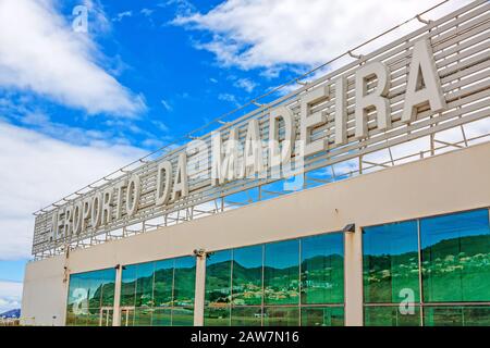 Santa Cruz, Madère, Portugal - 9 juin 2013 : Aéroport de Madère (Aeroporto da Madeira) - logo / lettrage sur la terrasse panoramique. Paysagiste des arrondissant les sources Banque D'Images