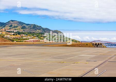 Santa Cruz, Madère, Portugal - 9 juin 2013 : Aéroport de Madère (Aeroporto da Madeira) - vue sur piste depuis la terrasse panoramique. Montagne environnante nc Banque D'Images