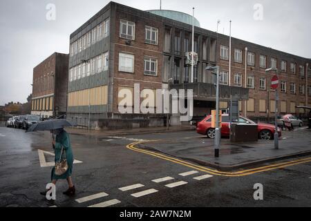 Piétons marchant sous la pluie dans le centre de la ville de Newcastle-under-Lyme dans le Staffordshire dans les Midlands d'Angleterre. La ville votera lors de la prochaine élection générale du Royaume-Uni 2019. Le député actuel de la circonscription de Newcastle-under-Lyme est Paul Farrelly du Parti travailliste. Banque D'Images