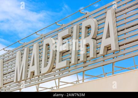 Santa Cruz, Madère, Portugal - 9 juin 2013 : Aéroport de Madère (Aeroporto da Madeira) - logo / lettrage sur la terrasse panoramique. Banque D'Images