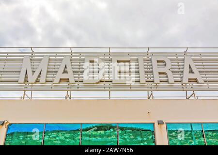 Santa Cruz, Madère, Portugal - 9 juin 2013 : Aéroport de Madère (Aeroporto da Madeira) - logo / lettrage sur la terrasse panoramique. Banque D'Images