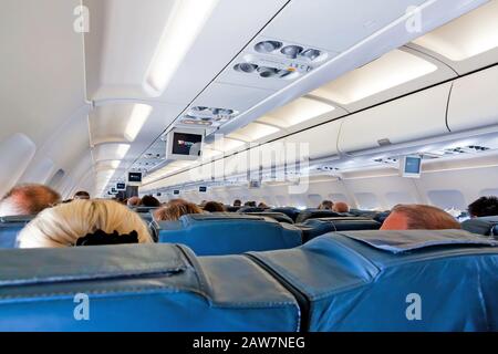 Lisbonne, Portugal - 9 juin 2013 : à l'intérieur d'un Airbus A 320 - sièges passagers en vol - AVION aérien TAP Portugal. Les lignes avec les passagers se dirige de behi Banque D'Images