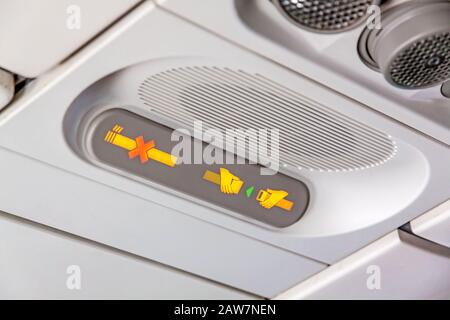 Lisbonne, Portugal - 9 juin 2013 : intérieur de l'avion - Airbus A 320 - pas de fumer, attacher la ceinture de sécurité signe Banque D'Images