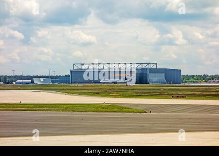 Francfort, Allemagne - 30 mai 2013 : Lufthansa Technik Hangar à l'aéroport international de Francfort, vue depuis la piste. Banque D'Images