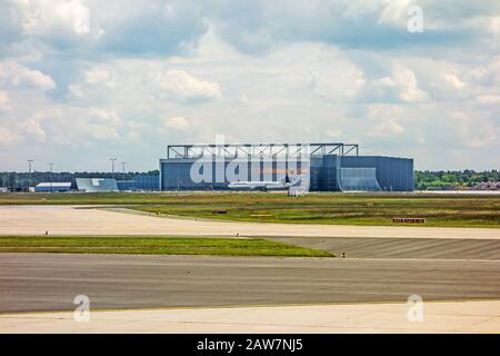 Francfort, Allemagne - 30 mai 2013 : Lufthansa Technik Hangar à l'aéroport international de Francfort, vue depuis la piste. Banque D'Images