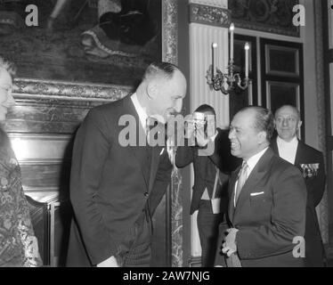 Réception du nouvel an De Lun et d'épouse à Treveszaal La Haye, l'envoyé indonésien Mohamed Sharif par ministre Lun Date: 30 janvier 1964 lieu: La Haye, Zuid-Holland mots clés: Épouses, réceptions du nouvel an Nom De La Personne: LUN, JAMH, Lun, Joseph, Sharif Mohamed Safwat el Nom de l'institution: Trêveszaal Banque D'Images